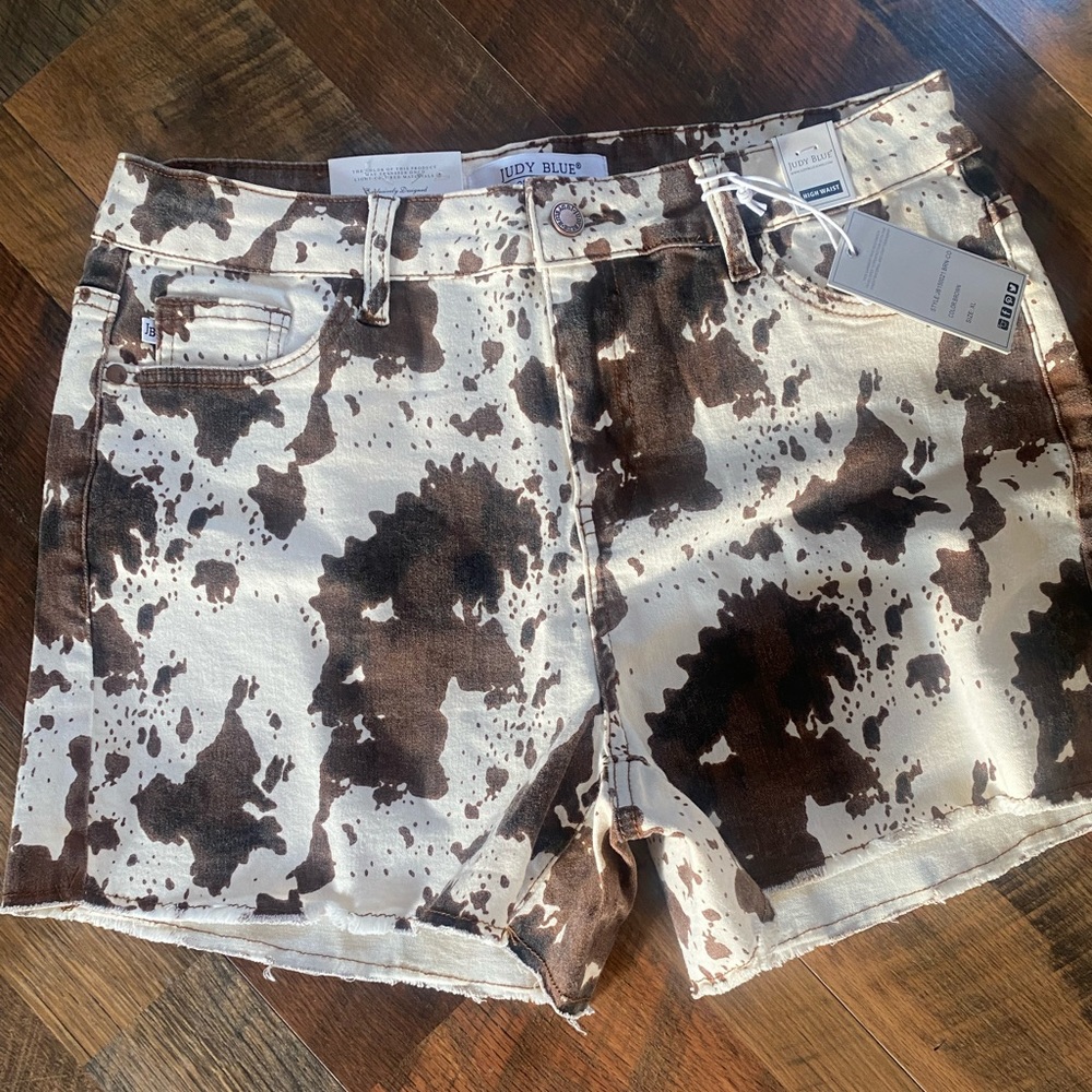 Judy Blue cow print shorts. Size XL NWT.